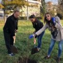 Омские депутаты очистили от мусора город и посадили яблони на субботнике: обновляется