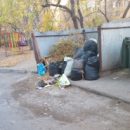 В Омске «объединили» мусорную и детскую площадки В Омске «объединили» мусорную и детскую площадки