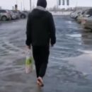 Потеплело: омич босиком разгуливал по центру Левобережья