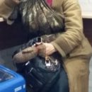 У парка 30-летия ВЛКСМ в Омске днем и ночью ходит неизвестная женщина – соцсети