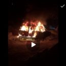 В Омске во дворе дома ночью полыхал автомобиль