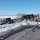 В Омской области на «трассе смерти» после ДТП перевернулась цистерна с уксусом — фото последствий