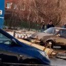 В Омске на едущую машину очень удачно рухнул столб