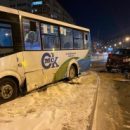 В Омске внедорожник мощно протаранил пассажирский автобус: есть пострадавшие