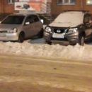 Омичка возмутилась уборкой снега, оставляющей авто без бамперов