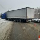 В Омске в жесткой лобовой аварии столкнулись «ВАЗ» и фура: погиб 28-летний парень