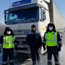 Омские госавтоинспекторы помогли замерзшему новосибирцу не сгинуть на трассе