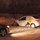 Дорогу у санатория «Омский» в метель не поделили два такси