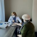 Омичей стали вакцинировать от коронавируса прямо в торговом центре и кинотеатре